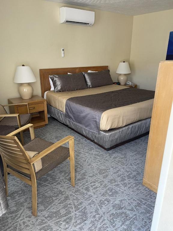 Postel nebo postele na pokoji v ubytování Lake Front Hotel