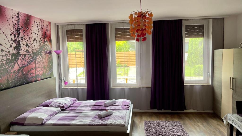 Łóżko lub łóżka w pokoju w obiekcie Gyula Vár Prémium Apartman