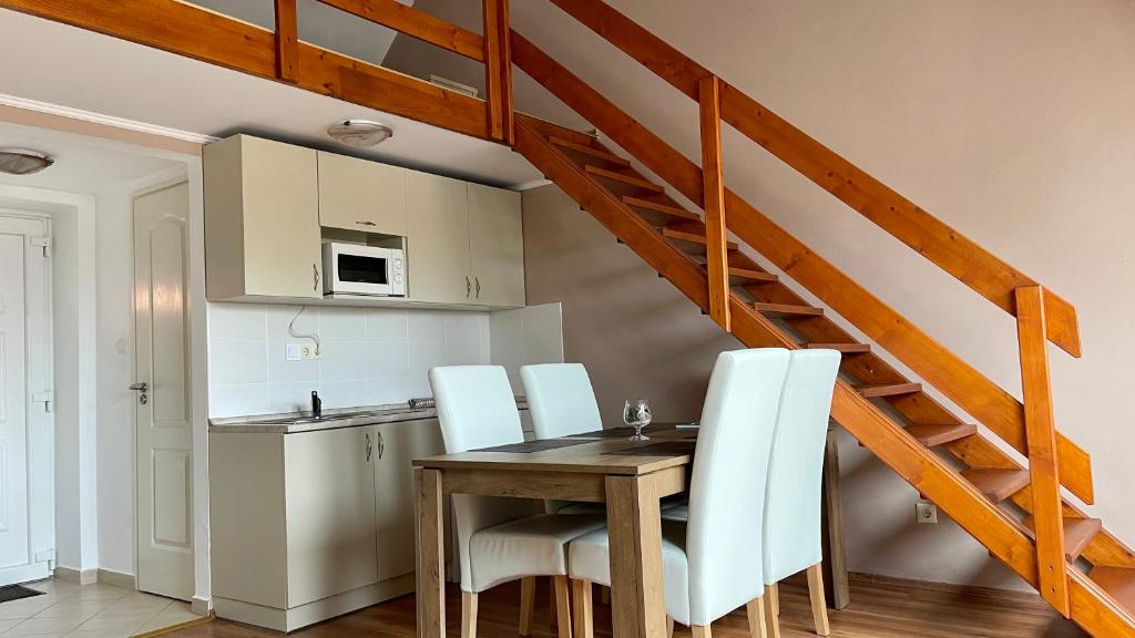 Kuchnia lub aneks kuchenny w obiekcie Gyula Vár Prémium Apartman