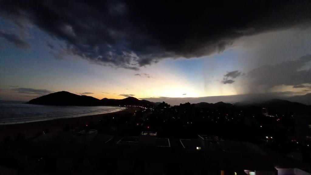  Ap Inteligente com Cinema Frente para Praia Bertioga