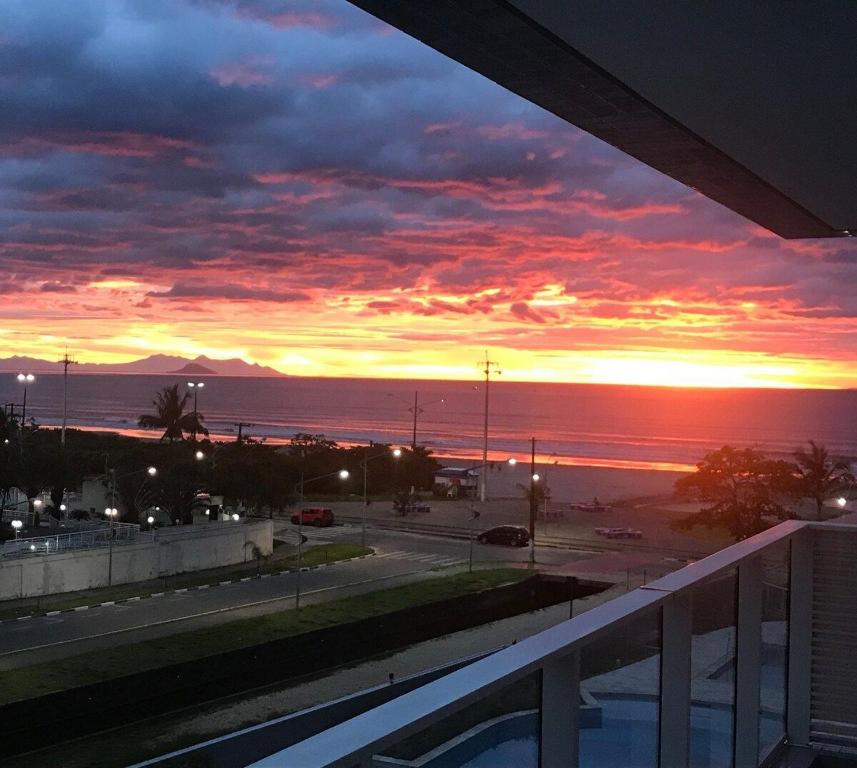  Ap Inteligente com Cinema Frente para Praia Bertioga