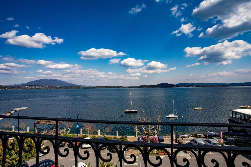 - une vue sur une grande étendue d'eau avec des bateaux dans l'établissement La Dimora del Glicine, à Belgirate
