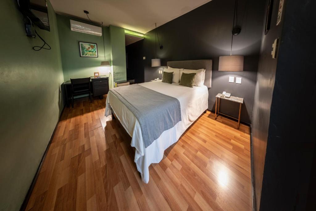 Postel nebo postele na pokoji v ubytování Lusitania Suites