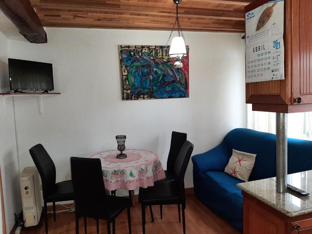 TV a/nebo společenská místnost v ubytování Alquiler de apartamento en el centro de Viveiro