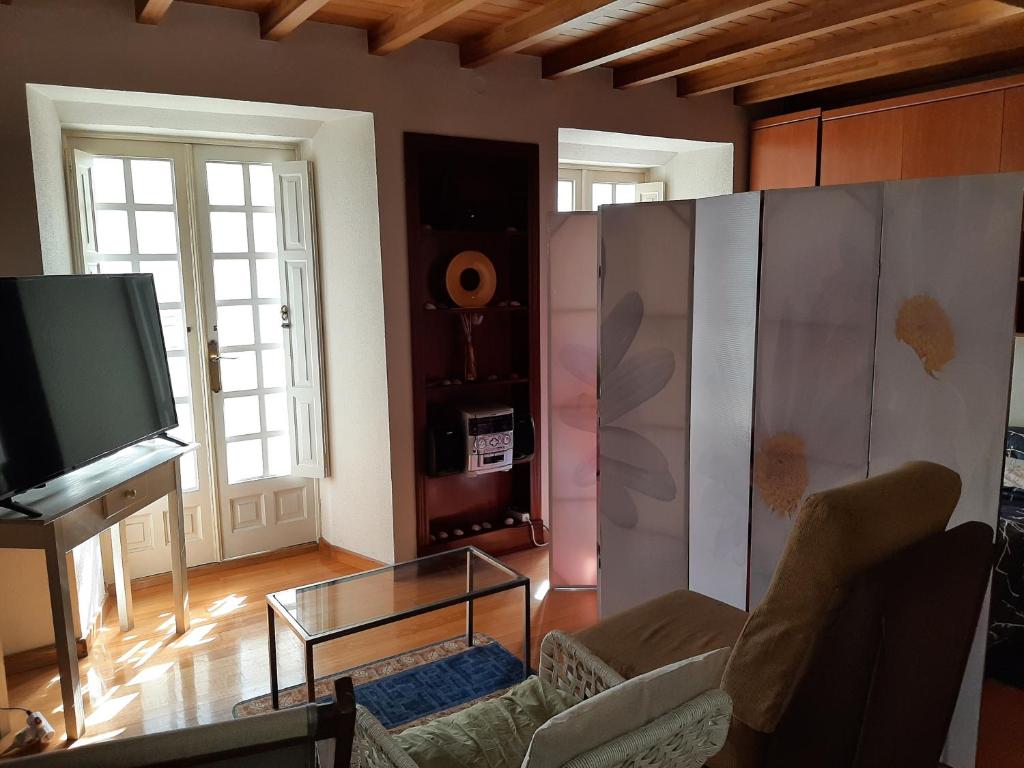 TV a/nebo společenská místnost v ubytování Alquiler de apartamento en el centro de Viveiro