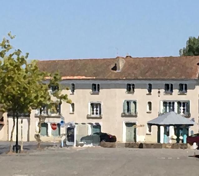 un grand bâtiment blanc avec un arbre en face dans l'établissement Numéro 96 chambre d hôtes, à Bussière-Portevine