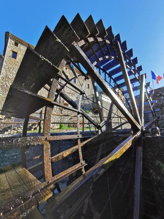 Fotografie z fotogalerie ubytování Le Moulin du Temps -chambres et lounge bar au bord de la rivière v destinaci Corbés