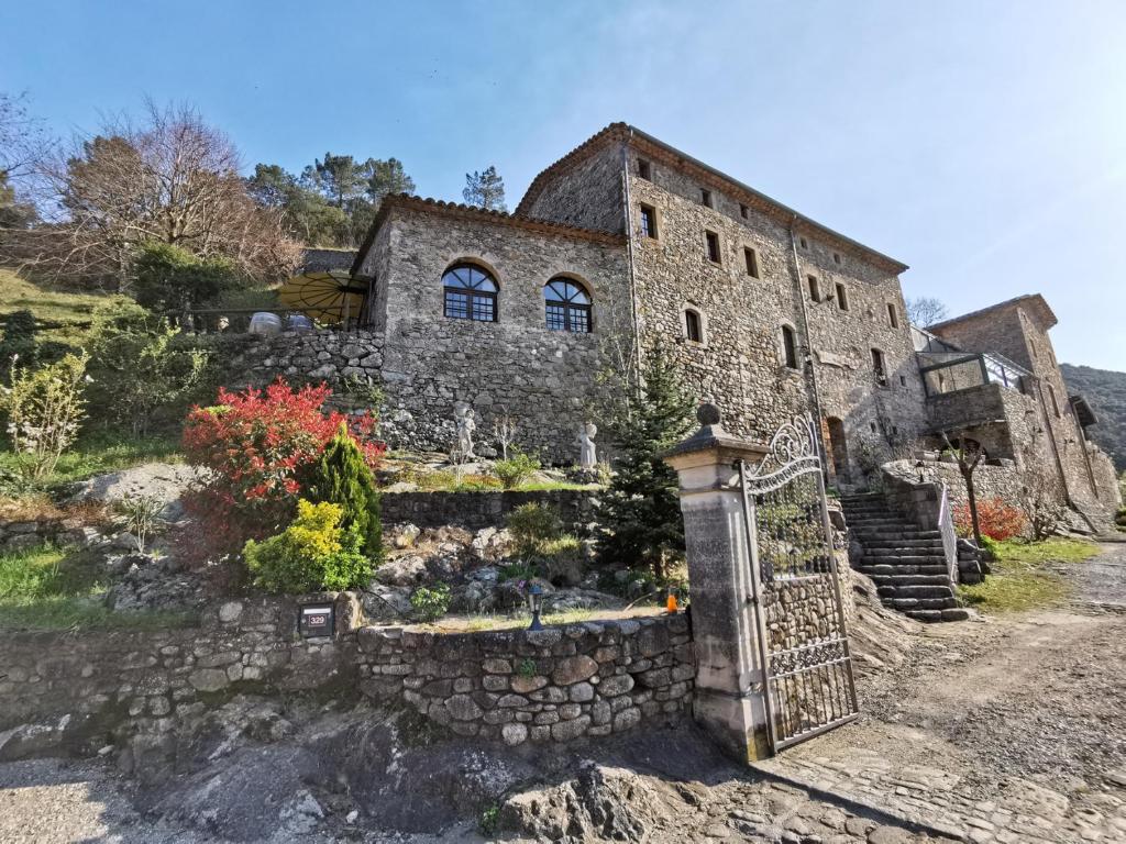 Fotografie z fotogalerie ubytování Le Moulin du Temps -chambres et lounge bar au bord de la rivière v destinaci Corbés