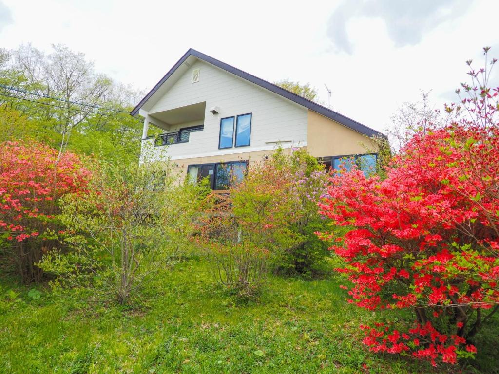 a house with red flowers in the yard at Rigeru - Vacation STAY 11338 in Nasu