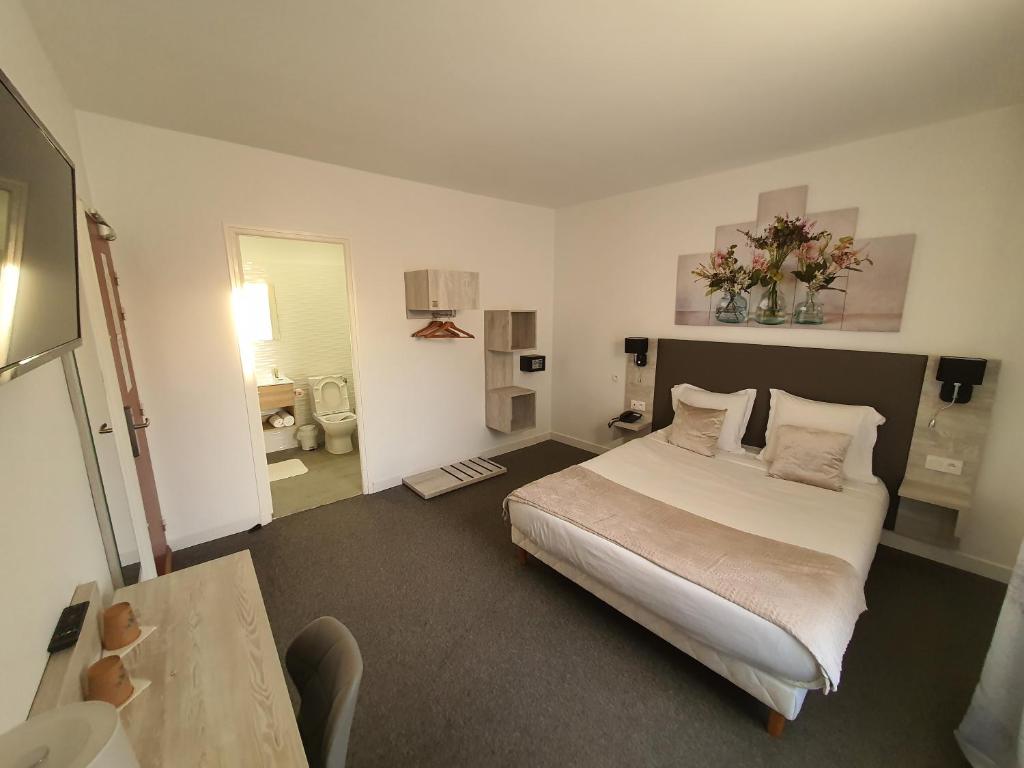Postel nebo postele na pokoji v ubytování Hôtel L'Alsace-Gare sncf
