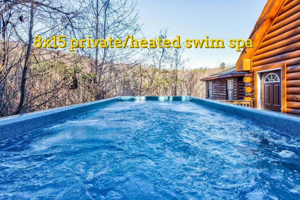 una grande piscina nel cortile di una casa di SmokyStays Heated&Private Swim Spa cabin a Gatlinburg