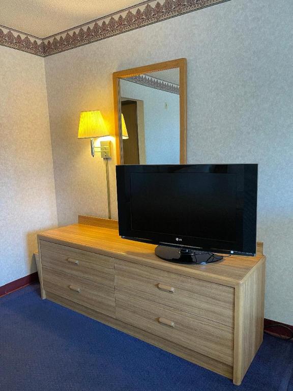 TV a/nebo společenská místnost v ubytování Days Inn by Wyndham Phoenix West