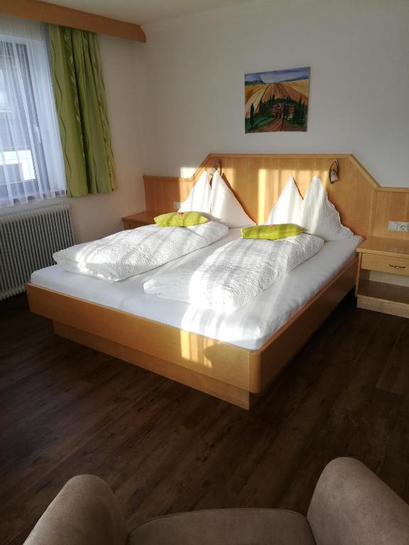 Postel nebo postele na pokoji v ubytování Haus Ortsblick