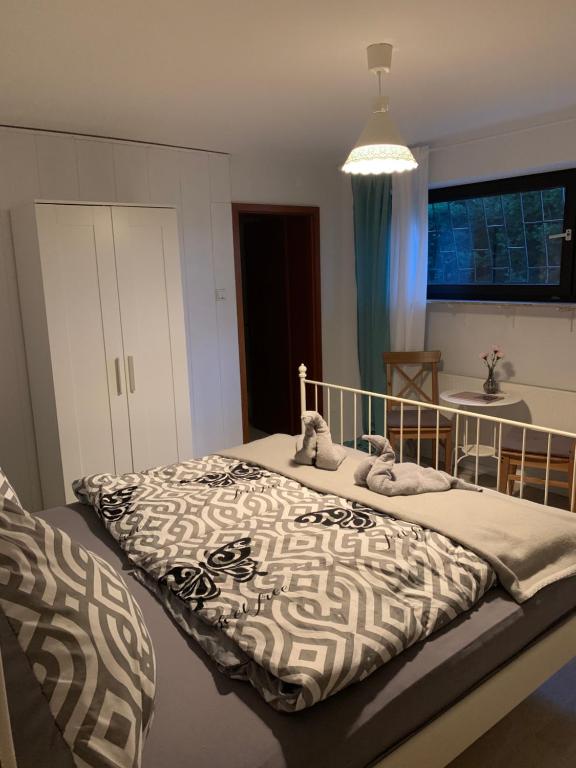 Un dormitorio con una cama con una manta. en Idyllisches Zimmer in ruhiger Lage Boppard am Rhein en Boppard