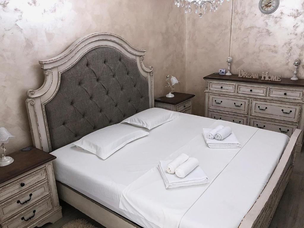Apartament Rai Alezzi Beach Resort Mamaia Nord tesisinde bir odada yatak veya yataklar