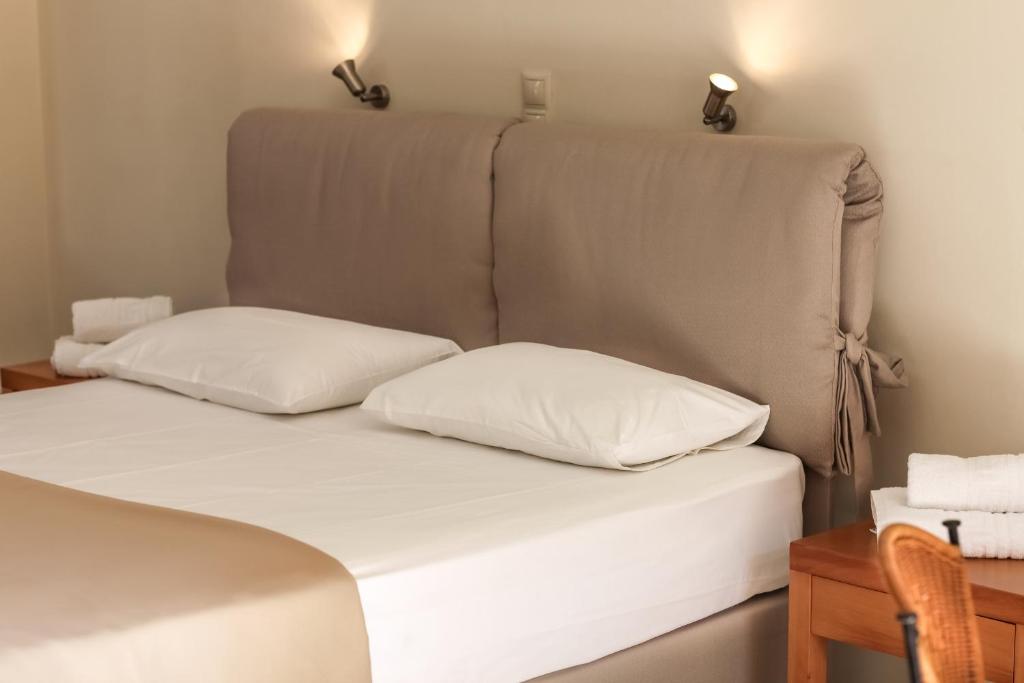 Postel nebo postele na pokoji v ubytování Eleni Suites Methoni