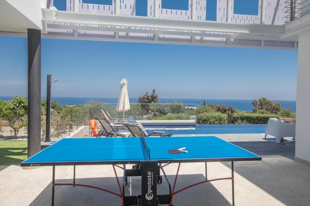 Stolní tenis v ubytování Chloe Luxury Villas nebo okolí