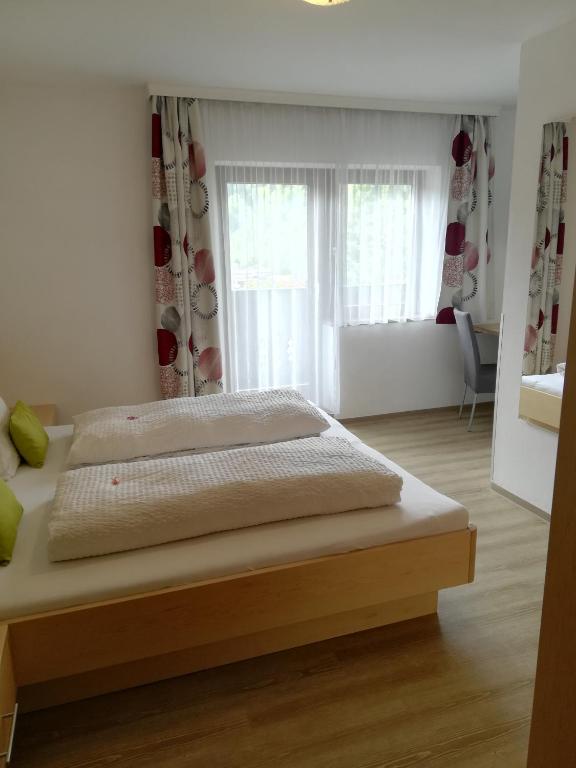 Postel nebo postele na pokoji v ubytování Haus Ortsblick