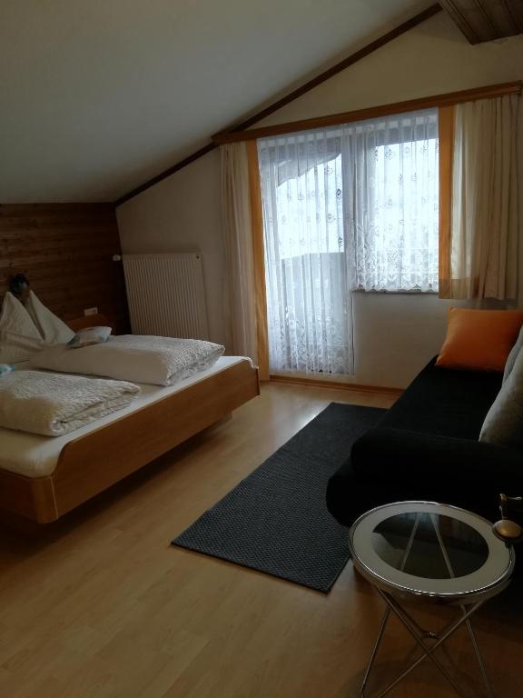 Postel nebo postele na pokoji v ubytování Haus Ortsblick