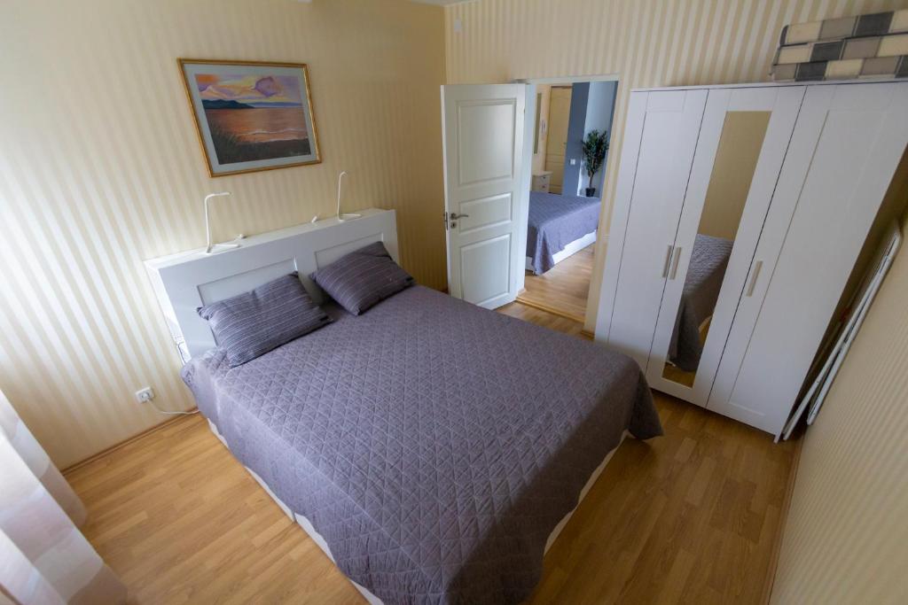 Un pat sau paturi într-o cameră la Niine apartment 11