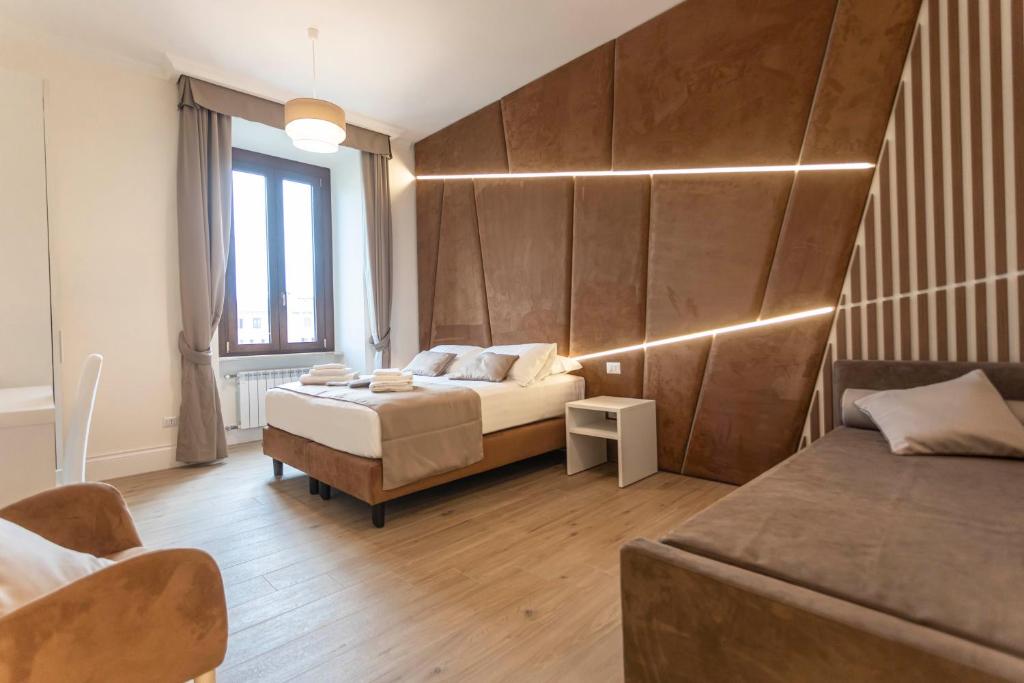 une chambre avec un lit et un canapé dans une pièce dans l'établissement Flat 285 La Suite, à Rome