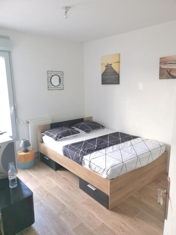 une chambre avec un grand lit dans une pièce dans l'établissement Private room CDG airport Parc Expo, à Villepinte