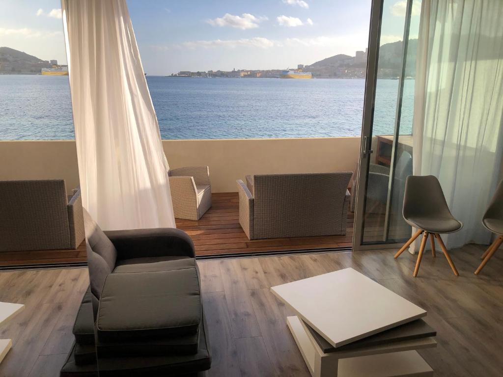 un salon avec vue sur l'océan dans l'établissement studio pieds dans l’eau, à Ajaccio