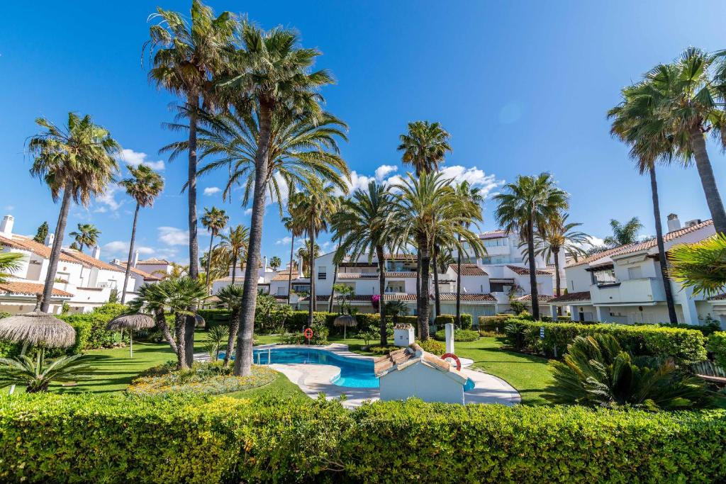 ośrodek z basenem i palmami w obiekcie Marbella Villa Monteros w Marbelli
