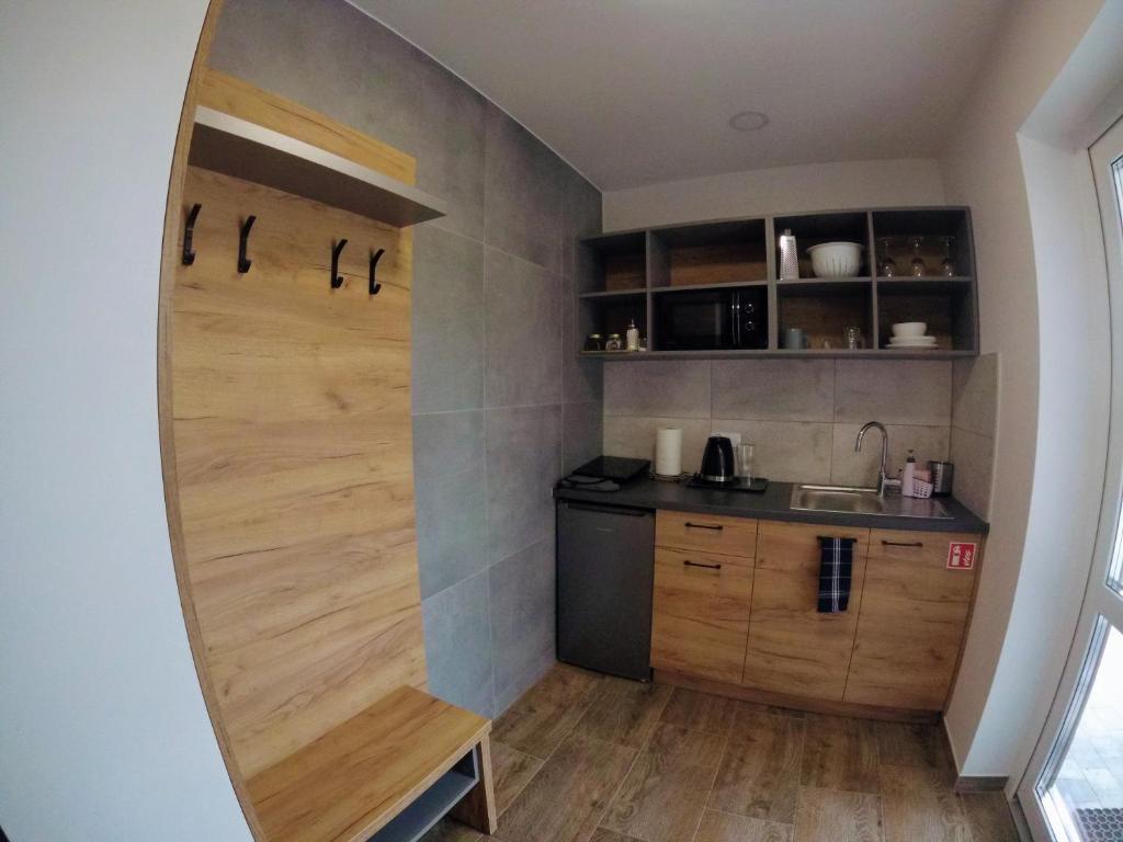 Kuchyňa alebo kuchynka v ubytovaní Przystanek Tykocin - apartamenty gościnne