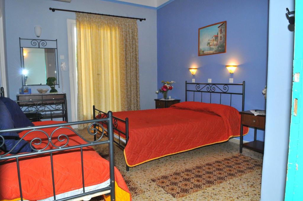 Postel nebo postele na pokoji v ubytování Oasis Hotel Theodoros & Litsa Galaris