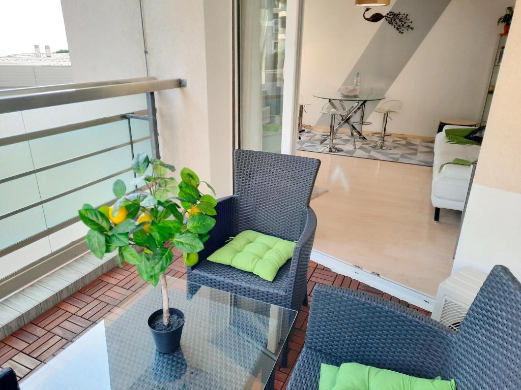 ein Esszimmer mit 2 Stühlen und einem Glastisch in der Unterkunft 13 Family central modern app with Lake View in Montreux
