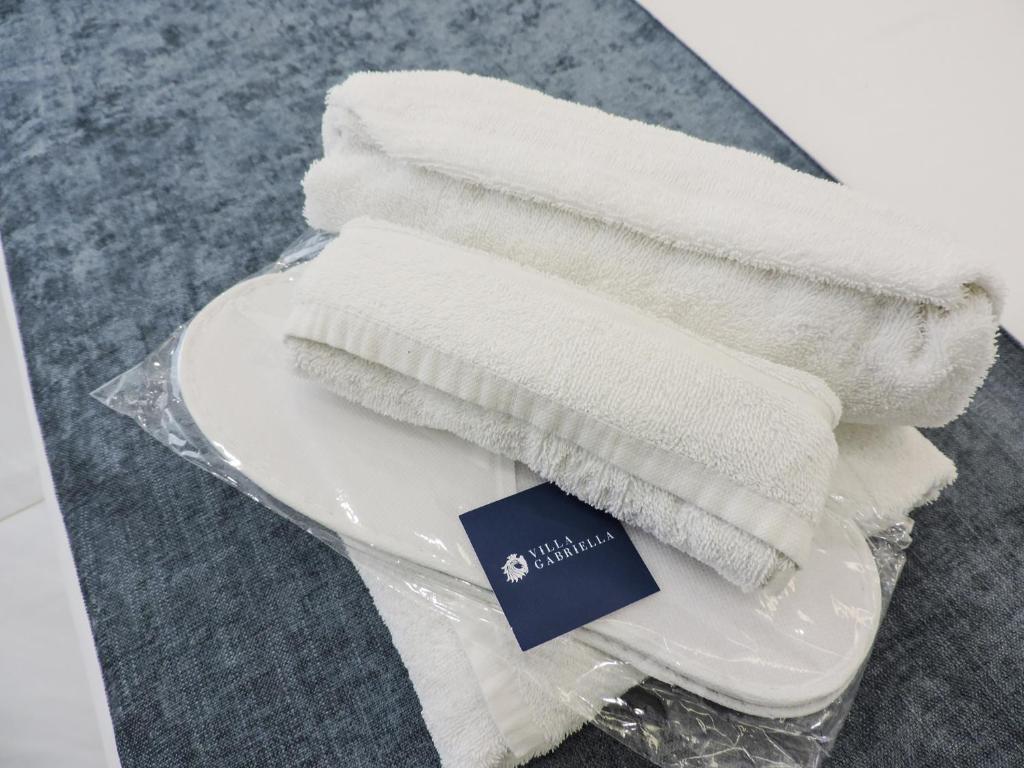 サンタニェッロにあるVilla Gabriella - Rooms & Breakfastの皿の上に座るタオル