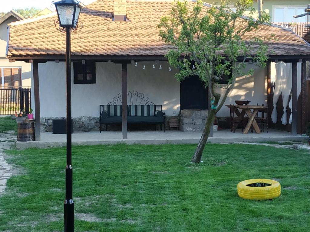 a street light and a yellow frisbee in a yard at STARA KOVAČNICA in Golubac