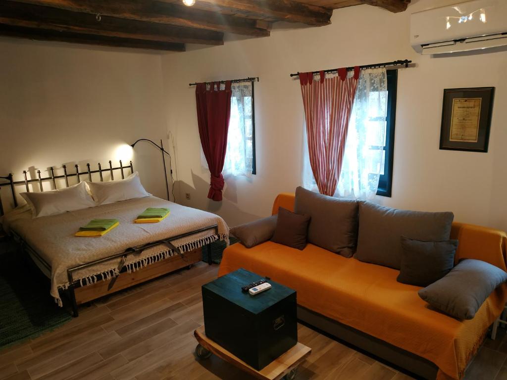 uma sala de estar com uma cama e um sofá em STARA KOVAČNICA em Golubac