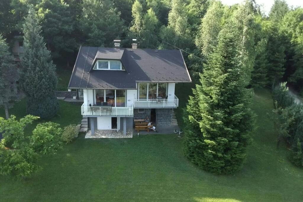 uma vista aérea de uma casa com um telhado em WOLF'S PLANE Luxury Isolated Mountain House for Digital Nomads em Fojnica