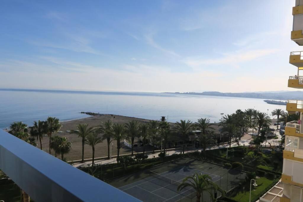 una vista sull'oceano dal balcone di un edificio di Apartamento Algarrobo Costa a Algarrobo-Costa