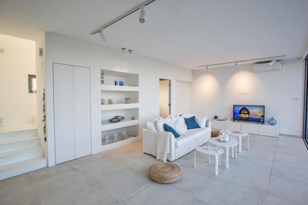TV a/nebo společenská místnost v ubytování The White H Villa, Protaras, Fresh and Peaceful