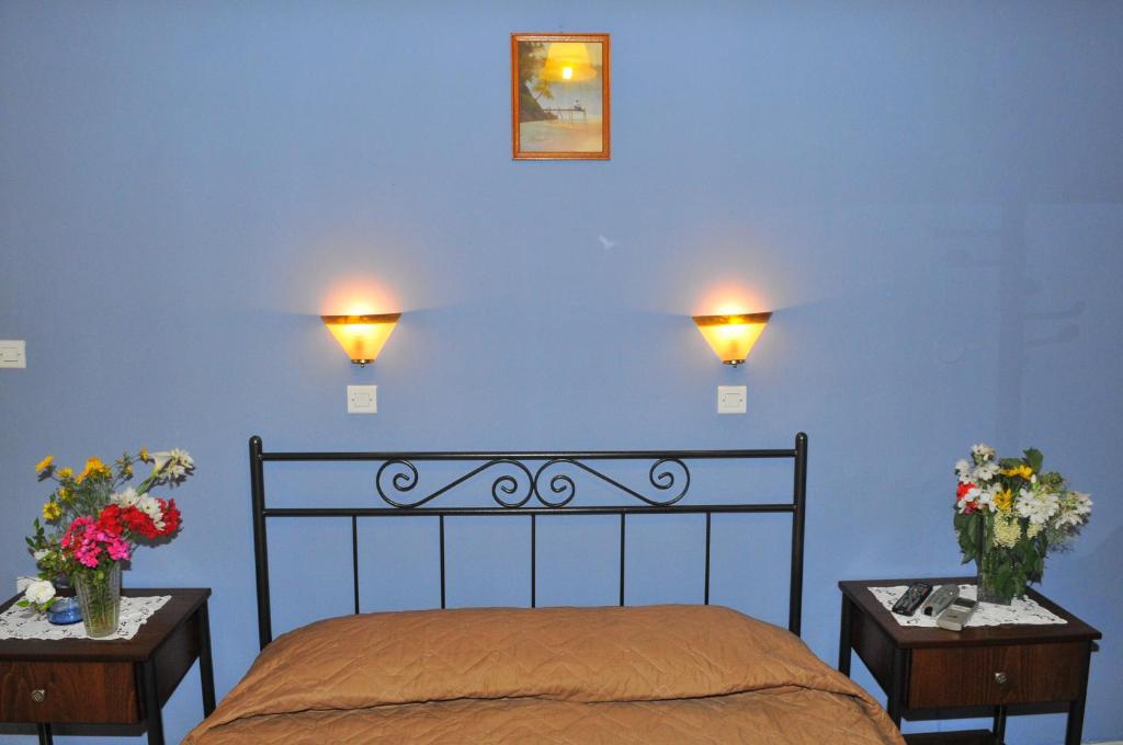 Postel nebo postele na pokoji v ubytování Oasis Hotel Theodoros & Litsa Galaris