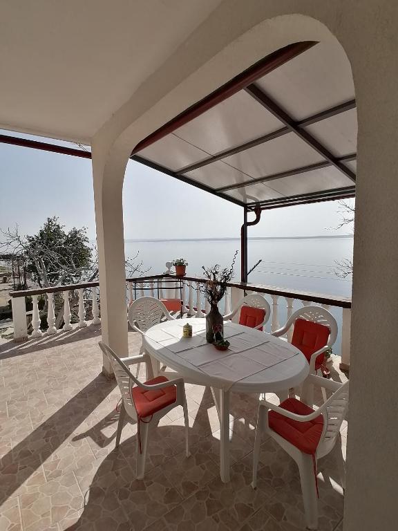 Balkón alebo terasa v ubytovaní Two-Bedroom Apartment in Baric Draga I