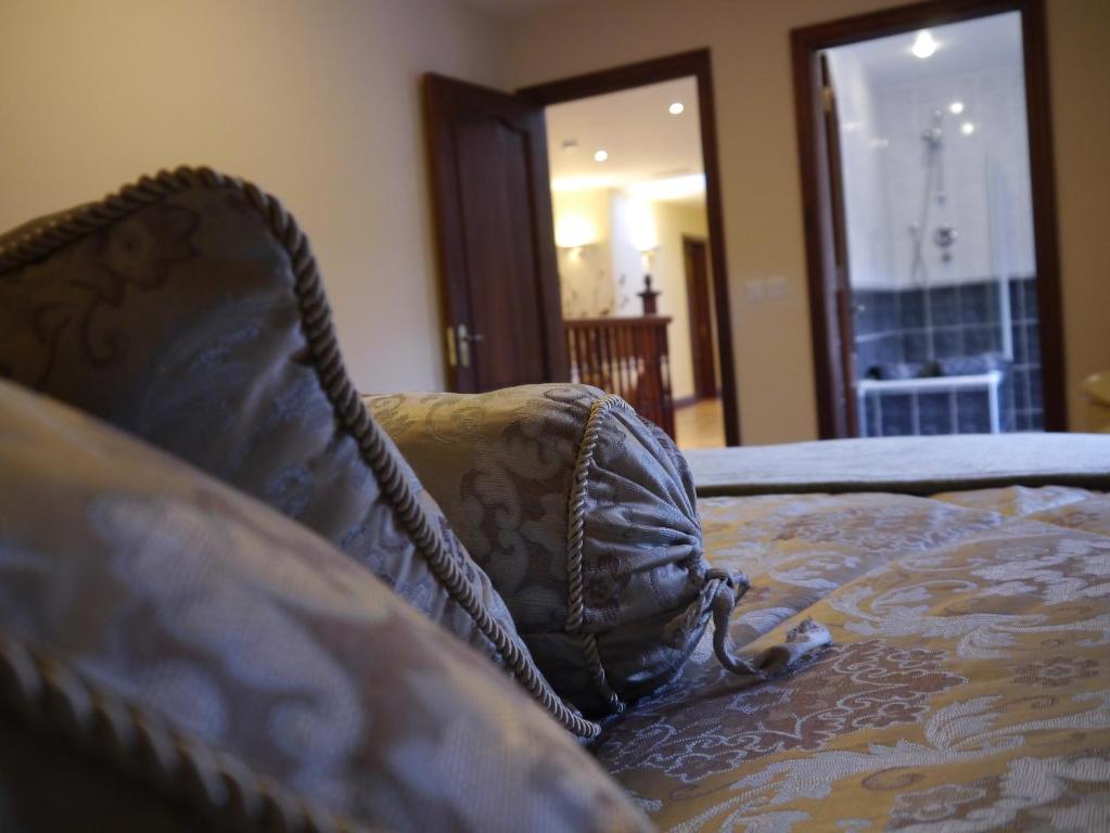 Een bed of bedden in een kamer bij Murray's Mountain View