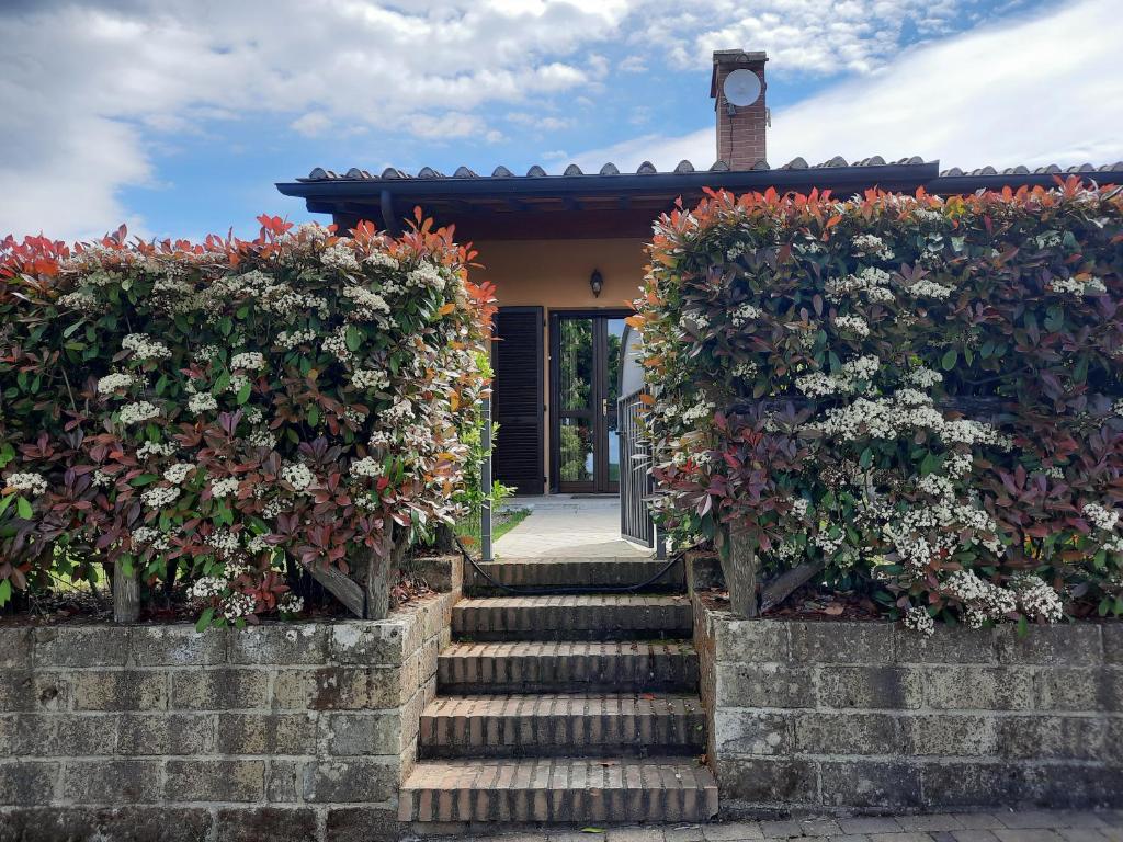 una casa con una escalera y algunas flores en Villetta Pia, en Contignano