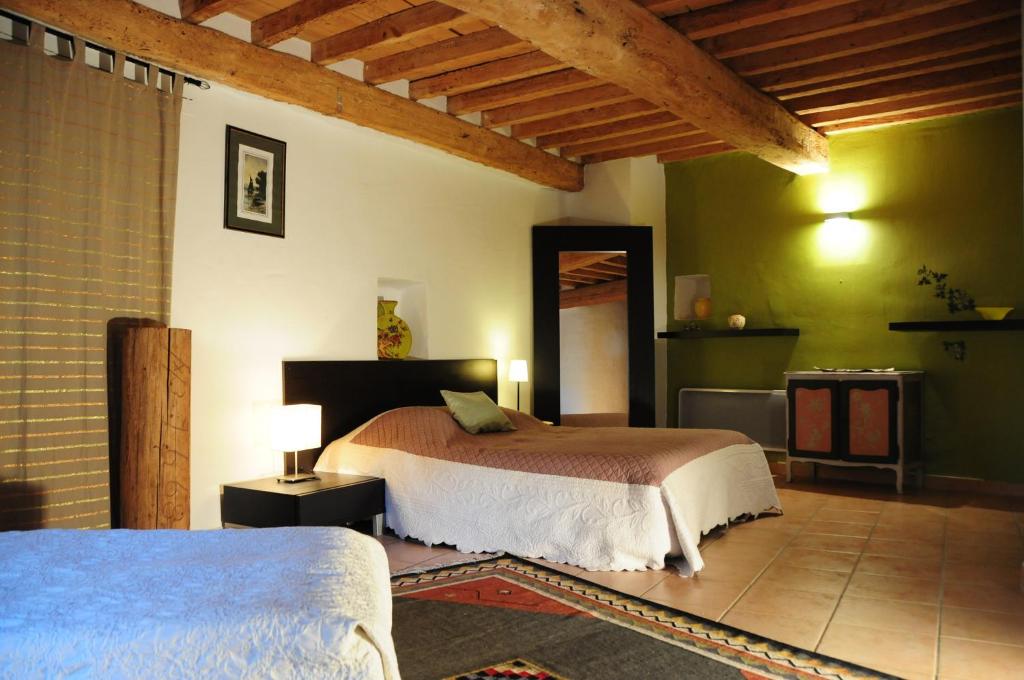 sypialnia z łóżkiem w pokoju w obiekcie Orangerie de Cardet - Maison d'hôtes - B&B w mieście Cardet