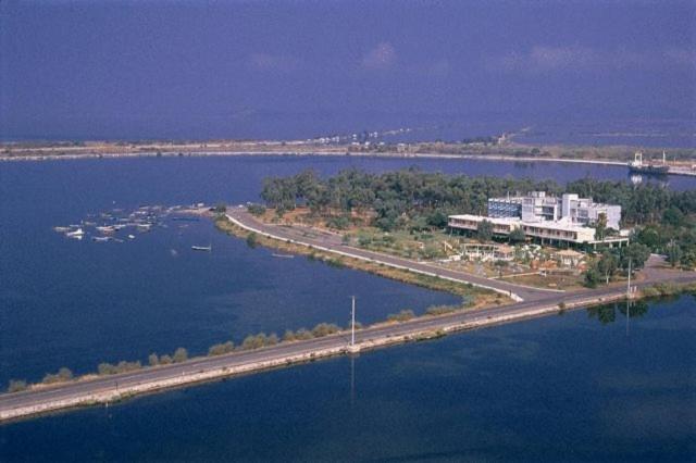 una isla en medio de un gran cuerpo de agua en Hotel Theoxenia ANEX, en Mesolongi