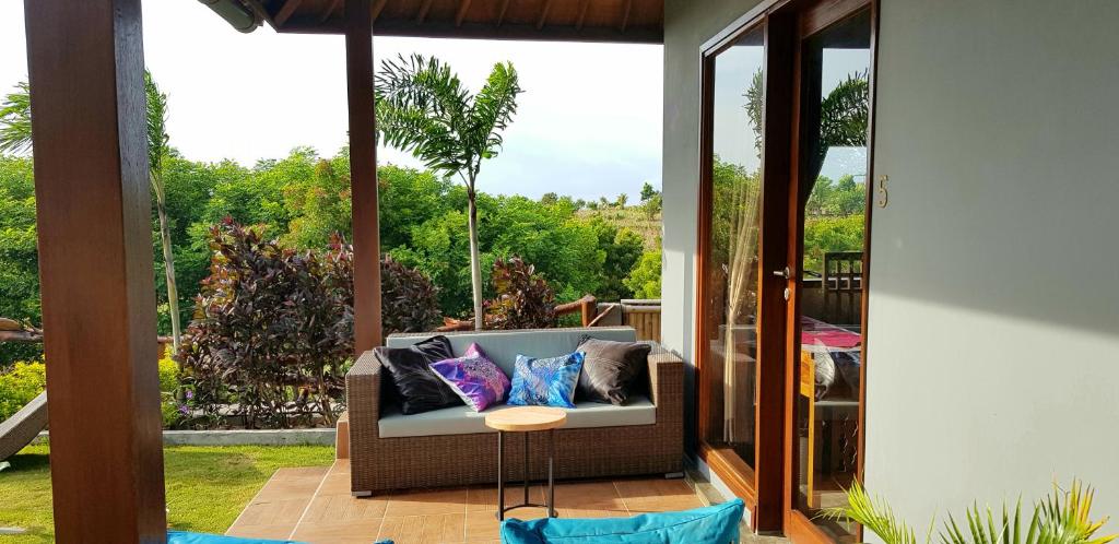 Posezení v ubytování Ombak Resort at Ekas , a luxury surf and kite destination, Close to Inside Ekas beach