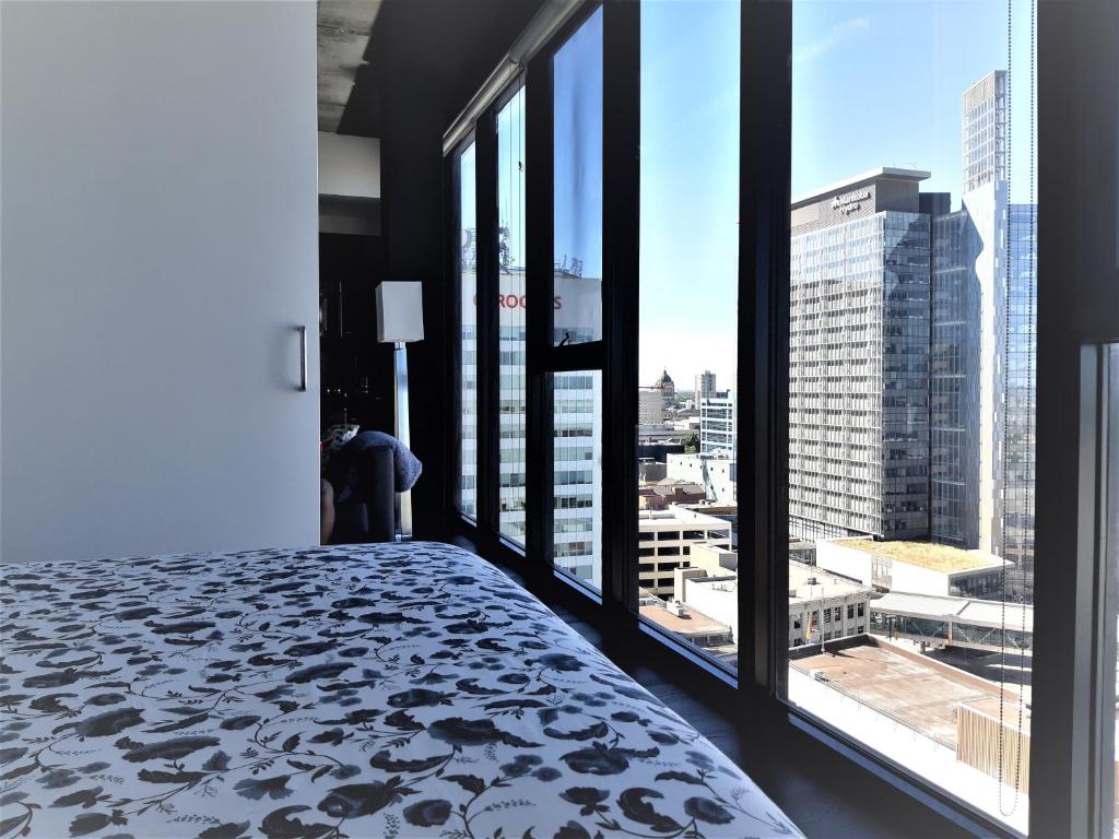 Postel nebo postele na pokoji v ubytování Cozy Skyline Condo in Downtown, across Canada Life Centre