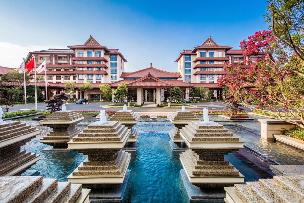 una fontana in un cortile di fronte a un edificio di Crowne Plaza - Kunming Ancient Dian Town, an IHG Hotel a Kunming