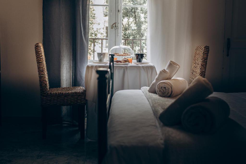 1 dormitorio con cama, mesa y ventana en Bed And Breakfast Nonna Maria, en Taranto