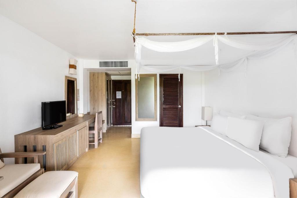 Postel nebo postele na pokoji v ubytování AANA Villas Koh Chang