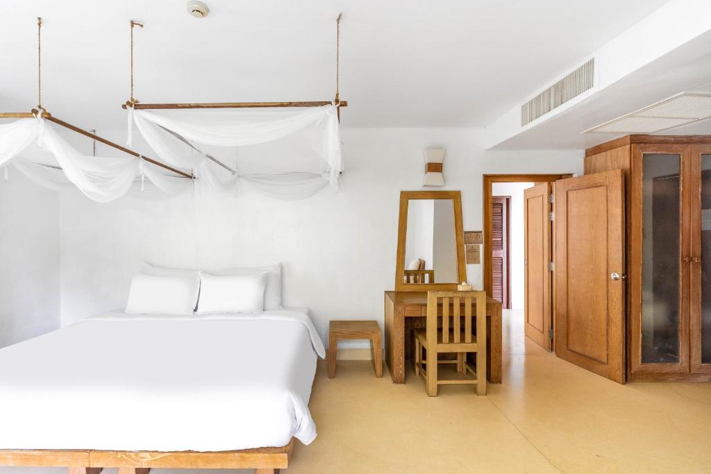 Postel nebo postele na pokoji v ubytování AANA Villas Koh Chang