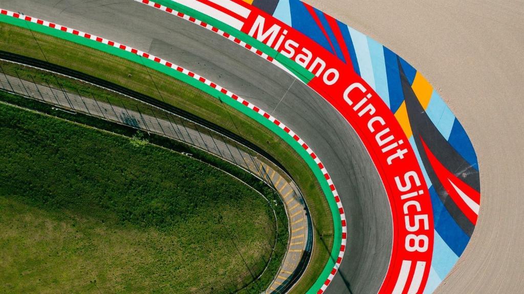 een luchtbeeld van een racebaan bij Hotel Holiday in Misano Adriatico